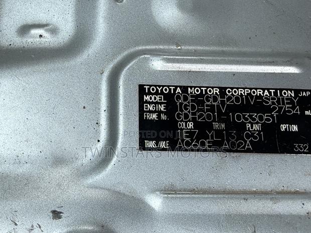 Toyota HiAce 2019 Silver - thumbnail 9