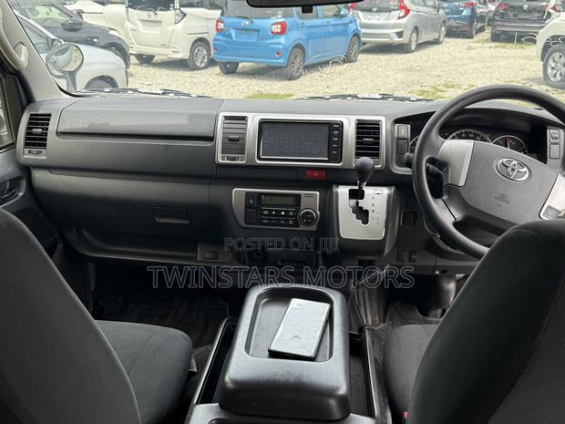 Toyota HiAce 2019 Silver - thumbnail 3