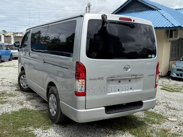 Toyota HiAce 2019 Silver - thumbnail 8