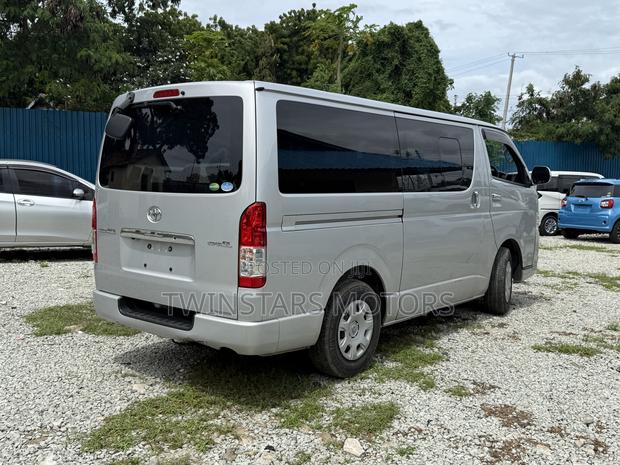 Toyota HiAce 2019 Silver - thumbnail 11