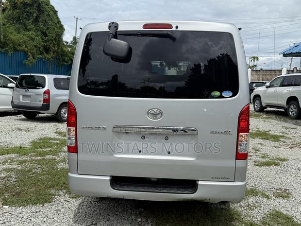 Toyota HiAce 2019 Silver - thumbnail 10
