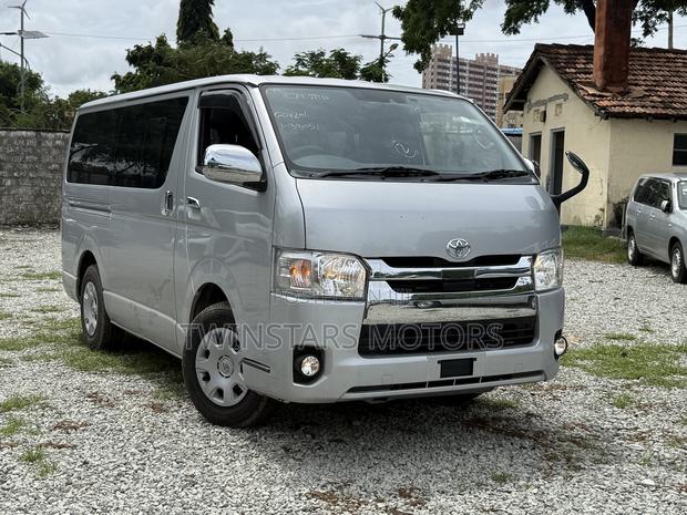 Toyota HiAce 2019 Silver - thumbnail 2