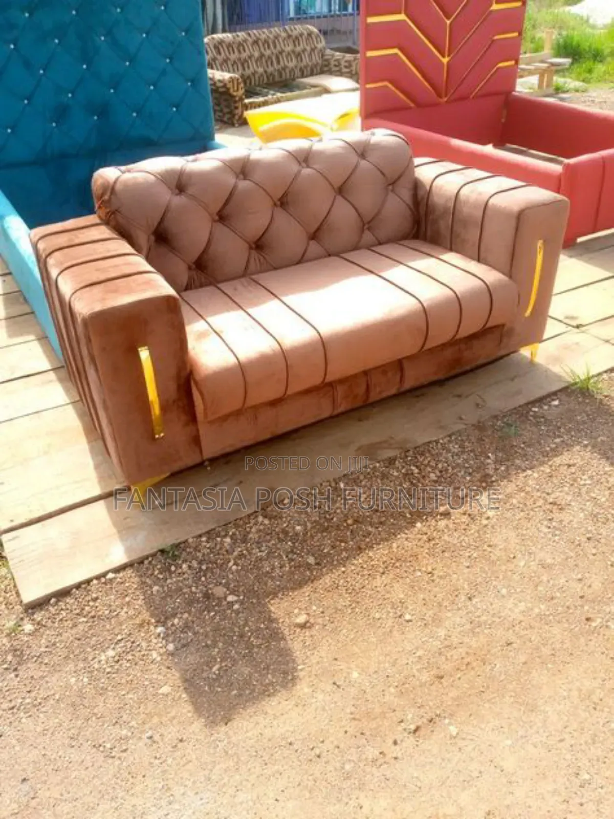 Chic 2-Seater With Modern Supports