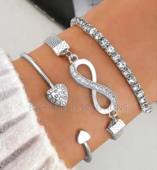 Infinity Heart Bracelet Silver - main view