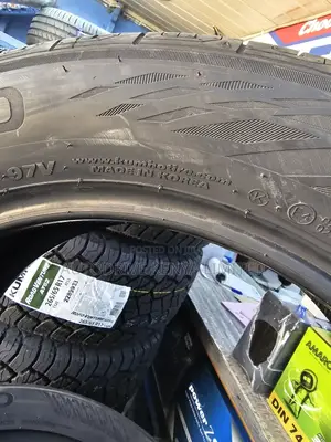 225/55r17 Kumho Tire