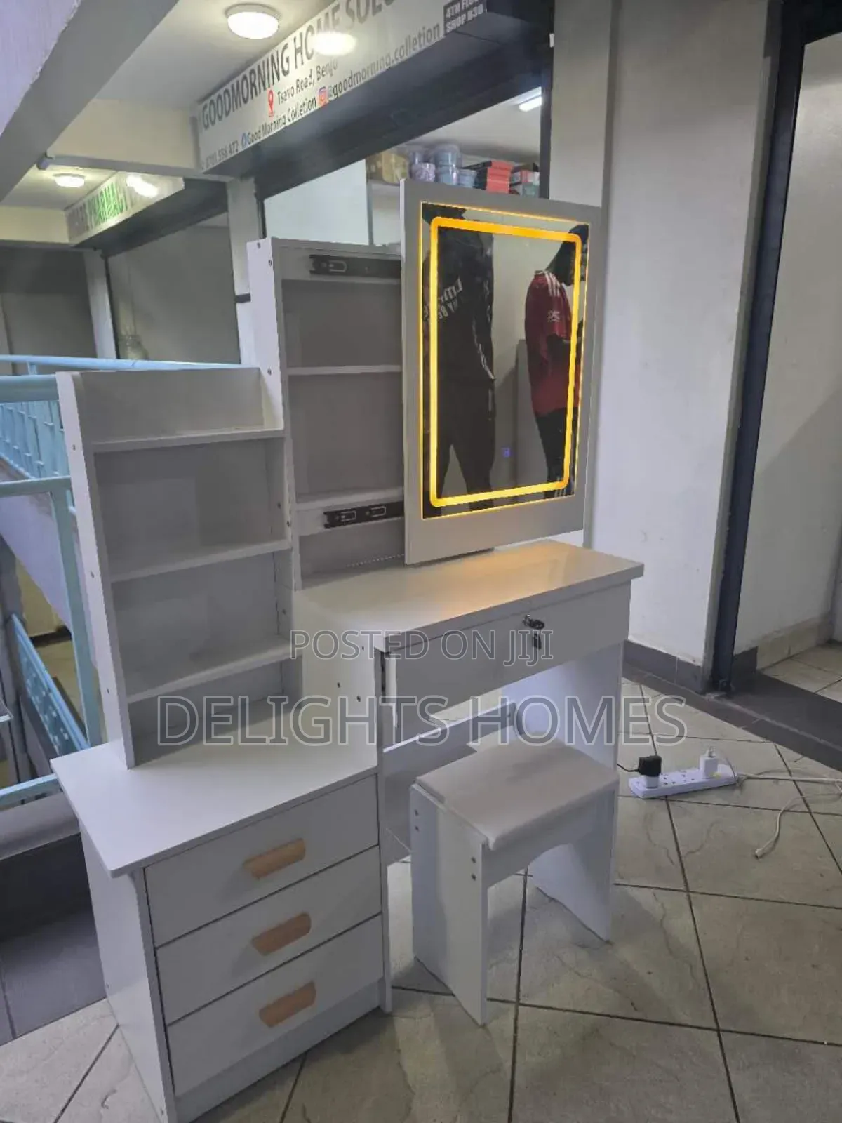 Dressing Table/Mirror and Light_tt