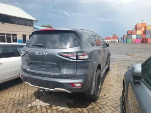 Isuzu MU-X 2023 Gray