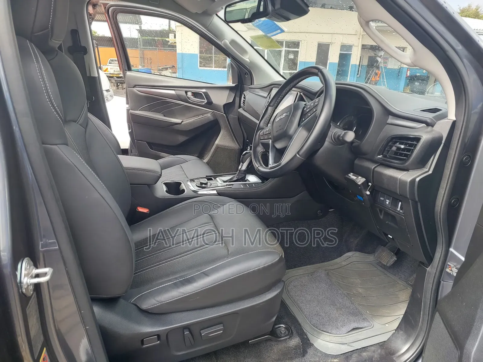 Isuzu MU-X 2023 Gray