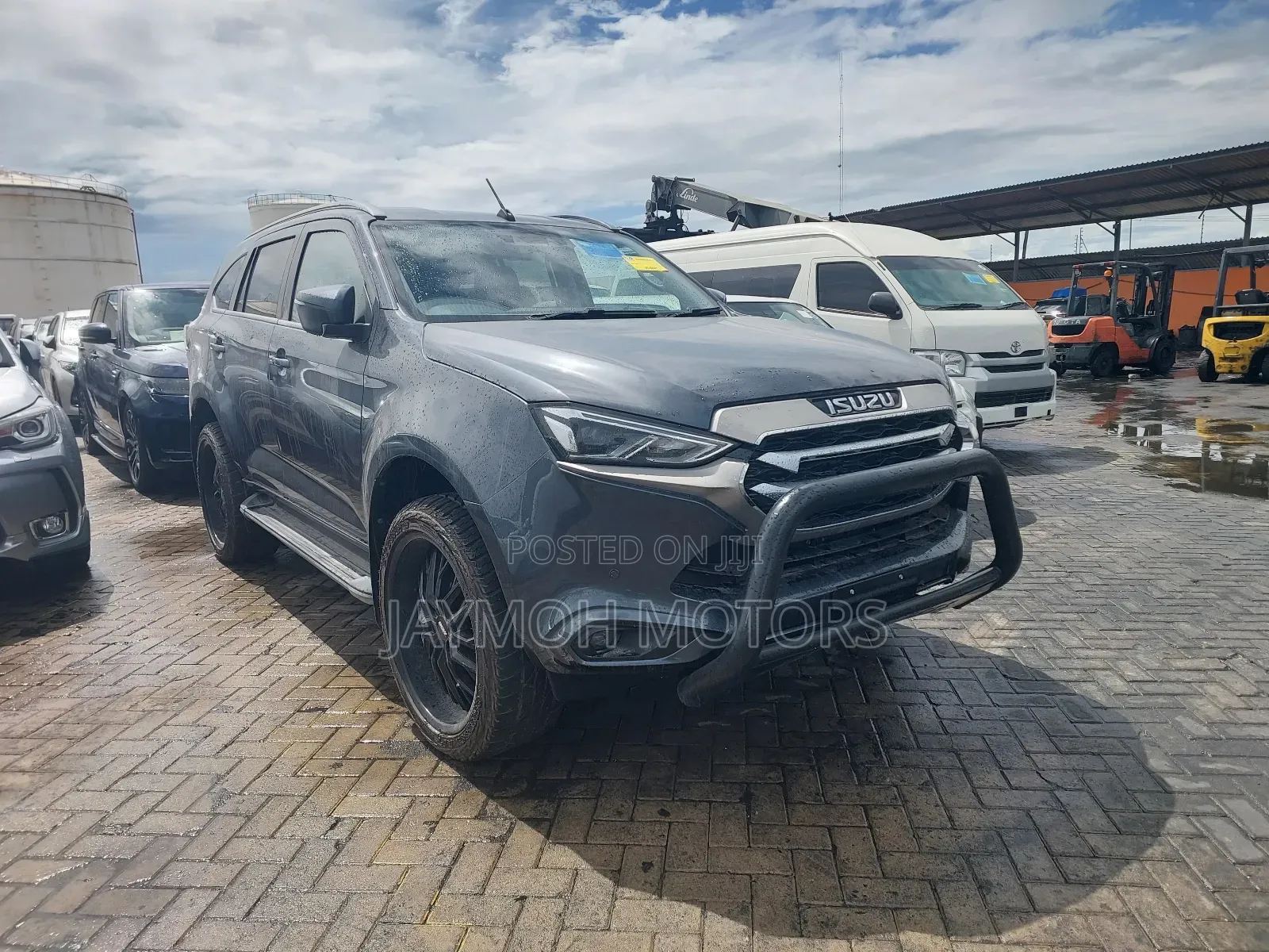 Isuzu MU-X 2023 Gray