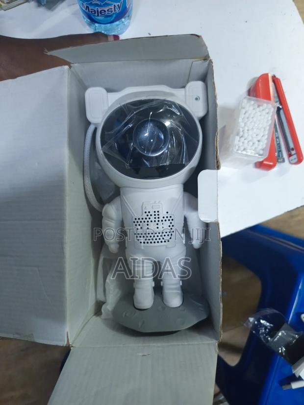 Astronaut Star Projector Night Light - thumbnail 3