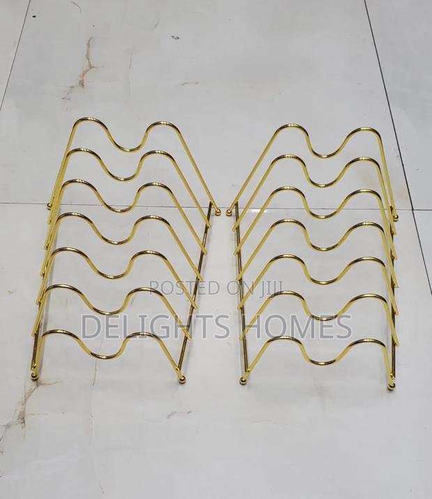 Metallic Golden Plates Stand_alp