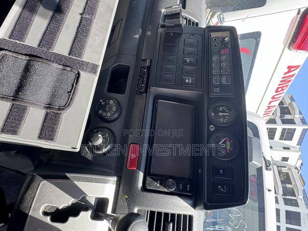 Toyota Grand HiAce 2019 White - thumbnail 10