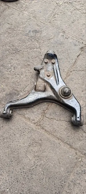 Mitsubishi L200 2010 Lower Control Arms.