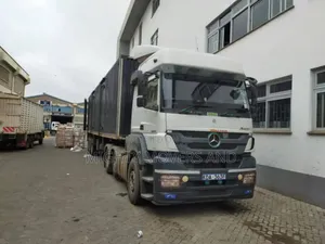 Transit. Trailers at Hand for Logistic Errands