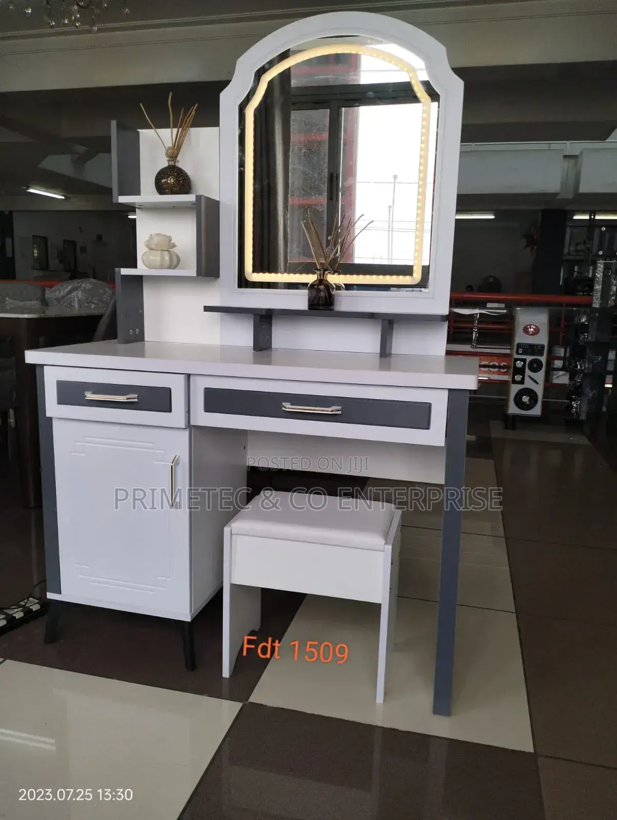 Executive Big Dressing Table With Sliding Mirror