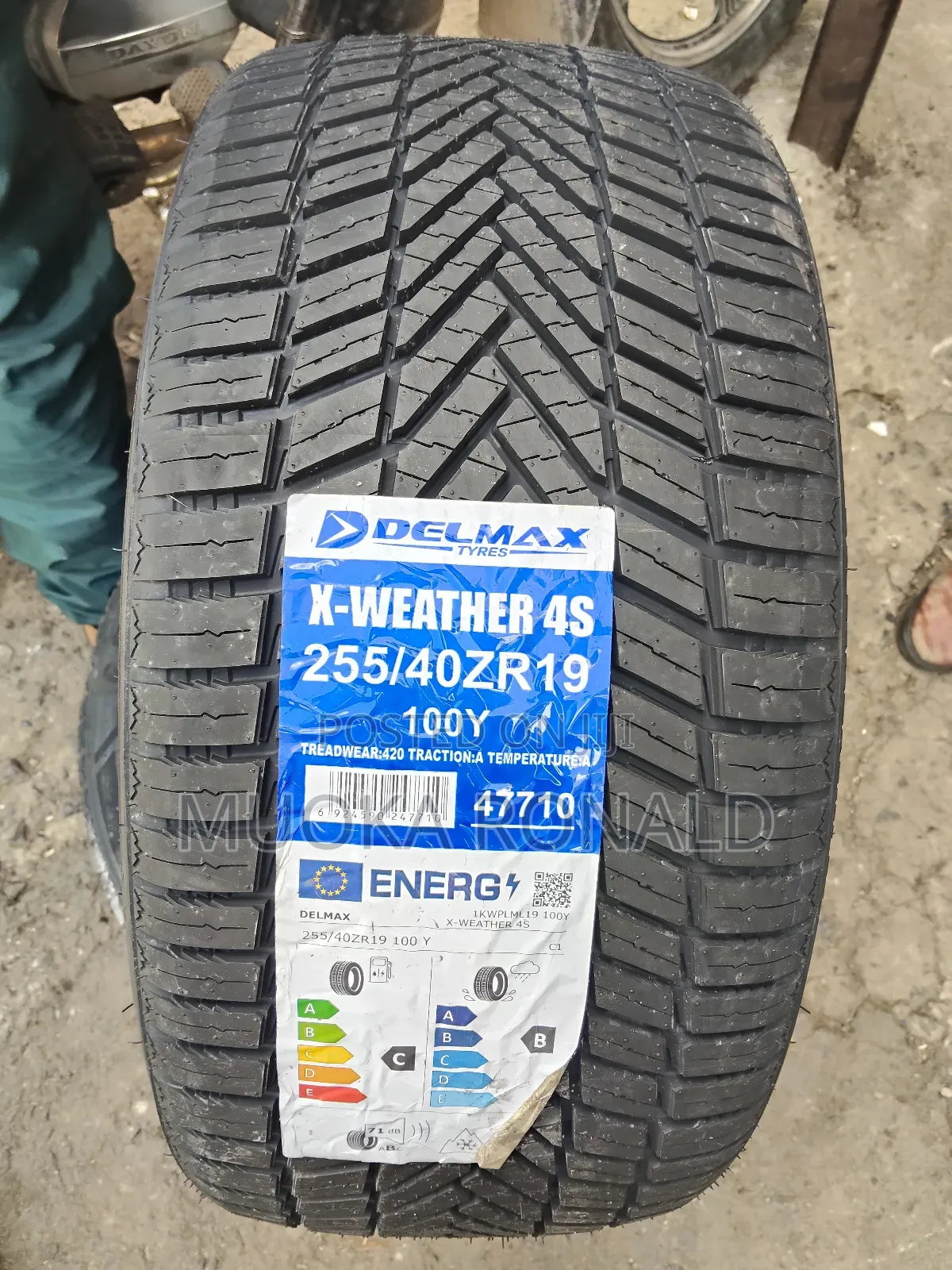 255/40r19 Delmax Tyre (V-Shape