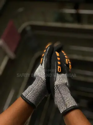 Impact Resistance Gloves For Engineers And Carpenters.