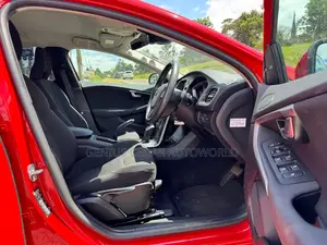 Volvo V40 2018 Red