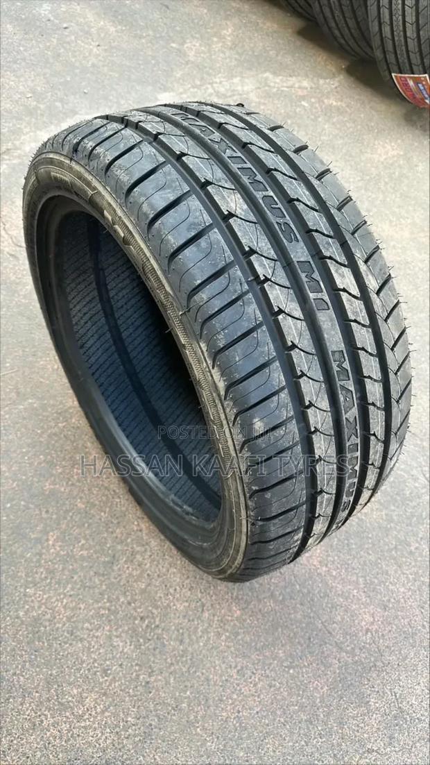 245/40r17 Maxtrek Tyre
