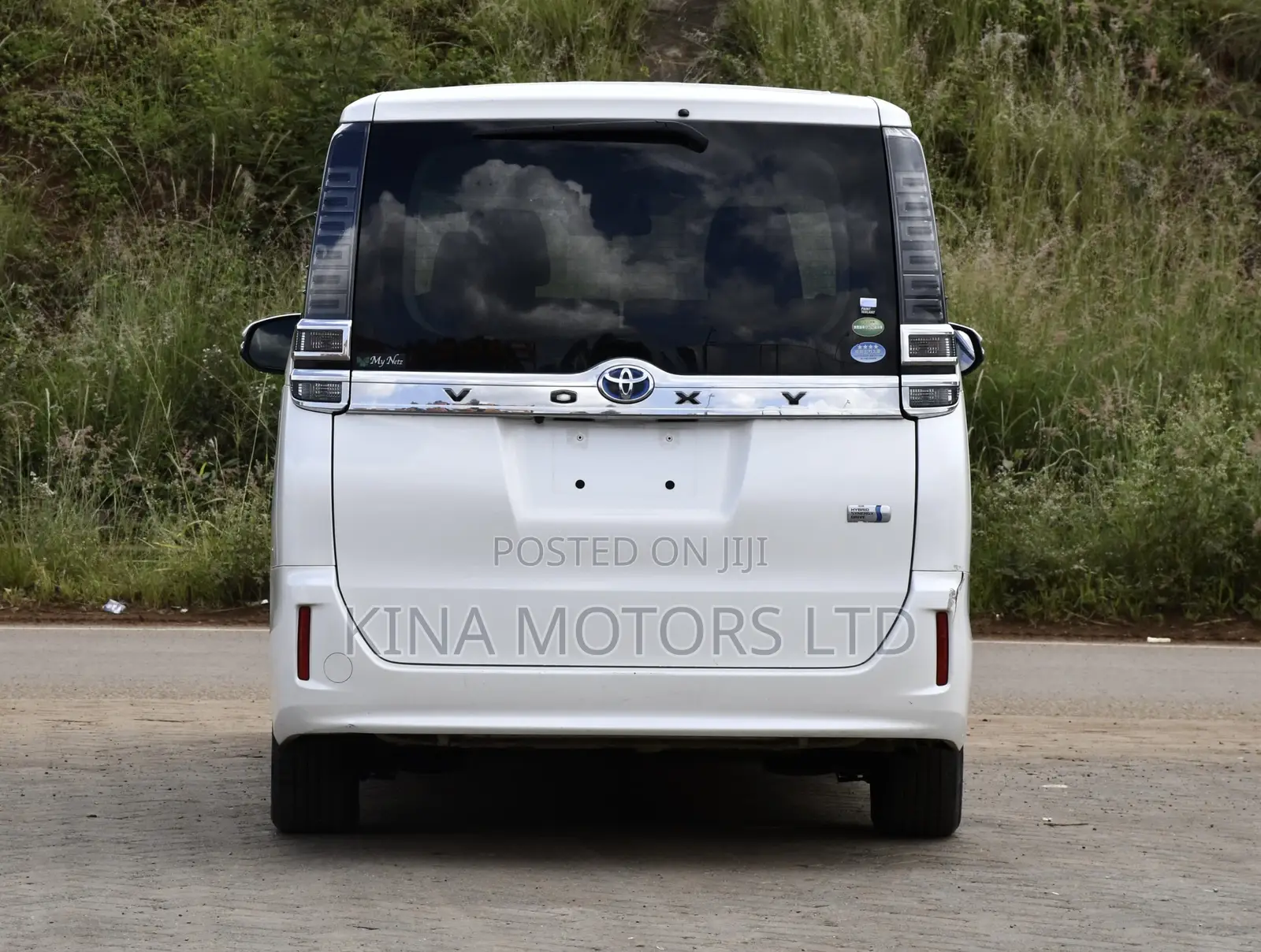 Toyota Voxy 2018 Off white