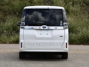 Toyota Voxy 2018 Off white