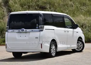Toyota Voxy 2018 Off white