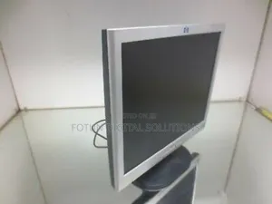 Hp 19”Square Screen–Compactvga Monitor for Tight Desk Setups