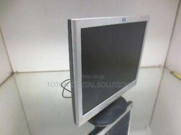 Hp 19”Square Screen–Compactvga Monitor for Tight Desk Setups