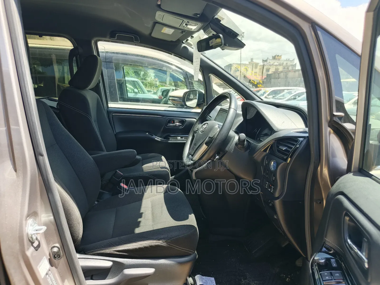 Toyota Esquire 1.8 FWD Hybrid (7 seater) 2019 Gold