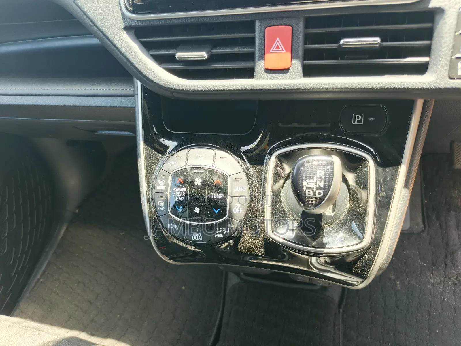 Toyota Esquire 1.8 FWD Hybrid (7 seater) 2019 Gold