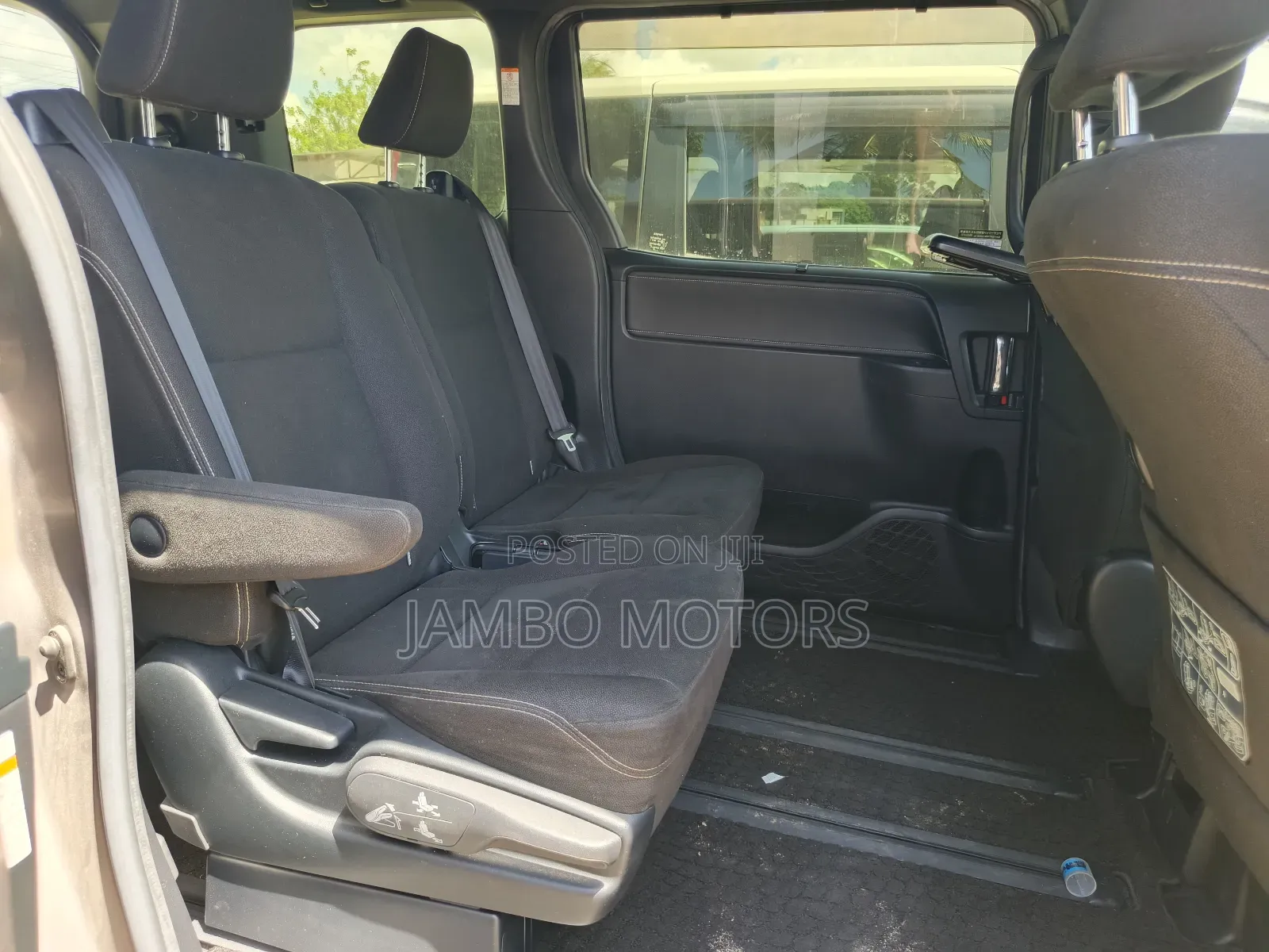 Toyota Esquire 1.8 FWD Hybrid (7 seater) 2019 Gold