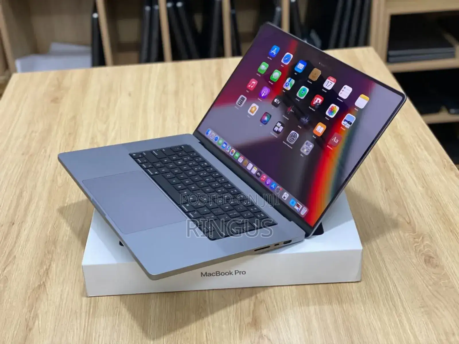 New Laptop Apple MacBook Pro 2020 M1 32GB Apple M1 Pro SSD 1T