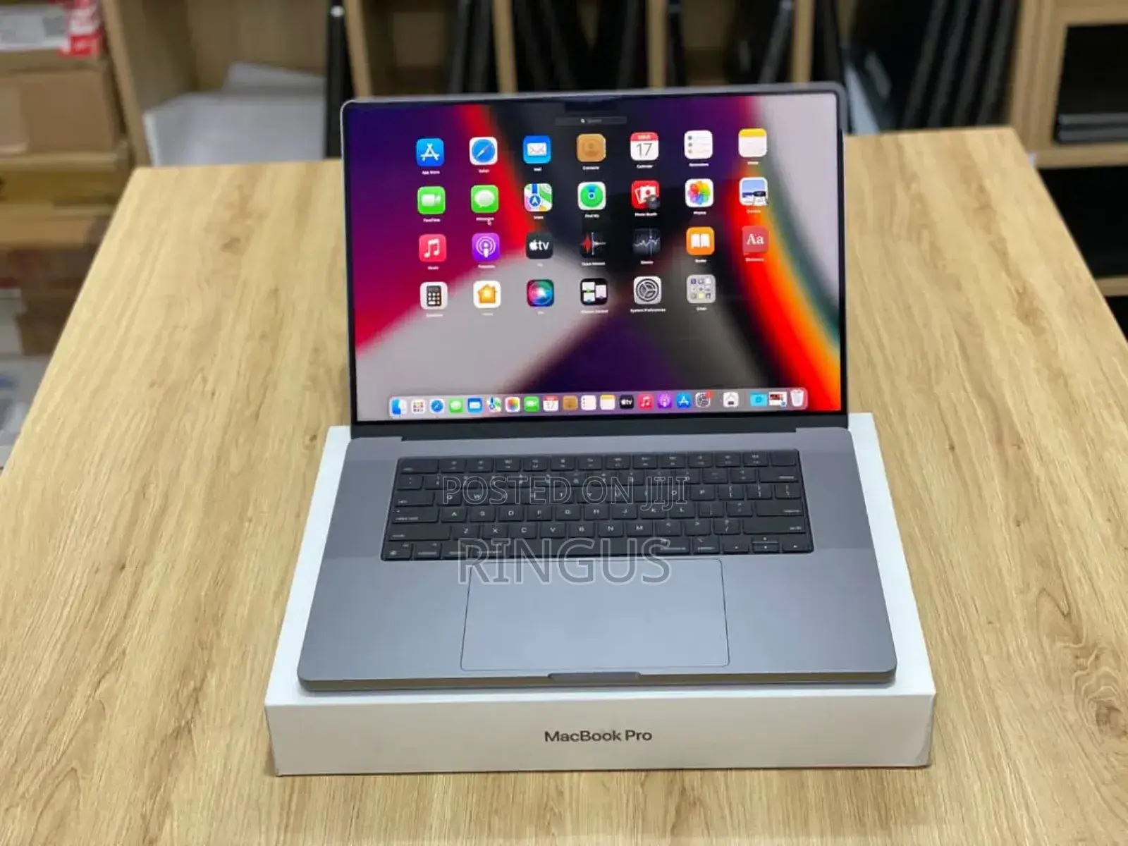 New Laptop Apple MacBook Pro 2020 M1 32GB Apple M1 Pro SSD 1T