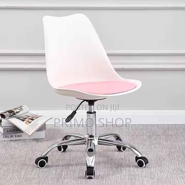 Office Chair; Distinctive Eames Line Office Chair - main view