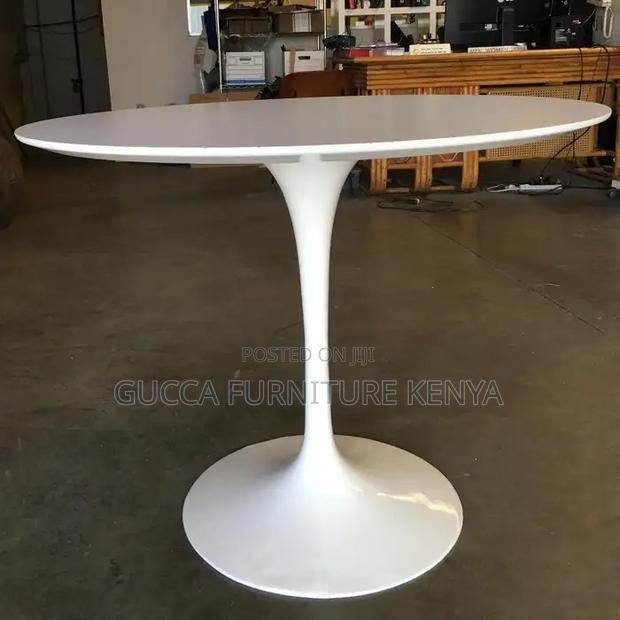 Dining Tables:Round Dining Table With Tulip Steel Round Base