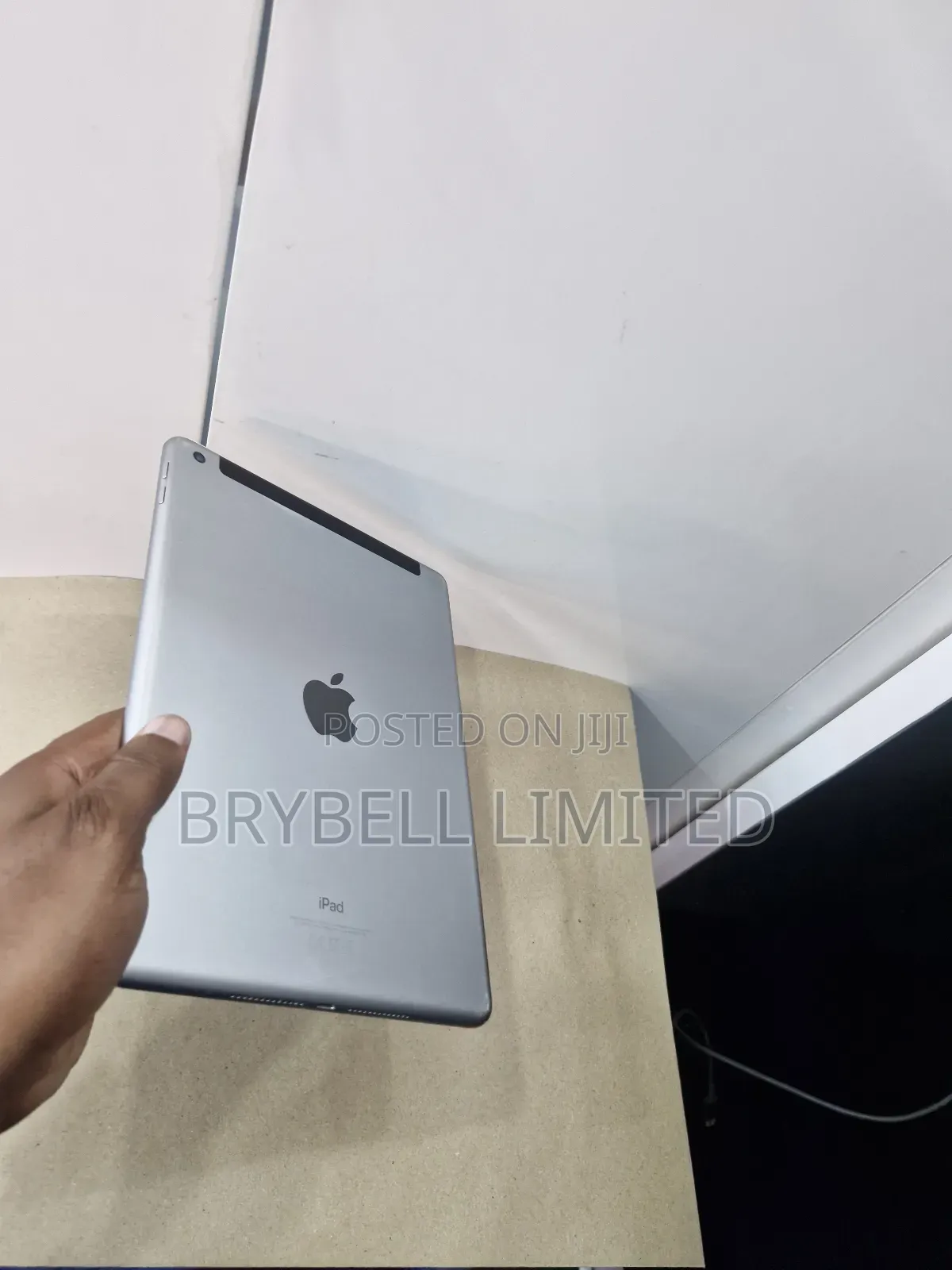 Apple iPad 9.7 128 GB Gray