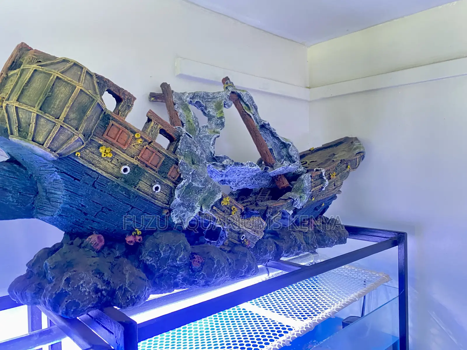 Deluxe Aquarium Shipwreck – For Big Tanks Bold Style