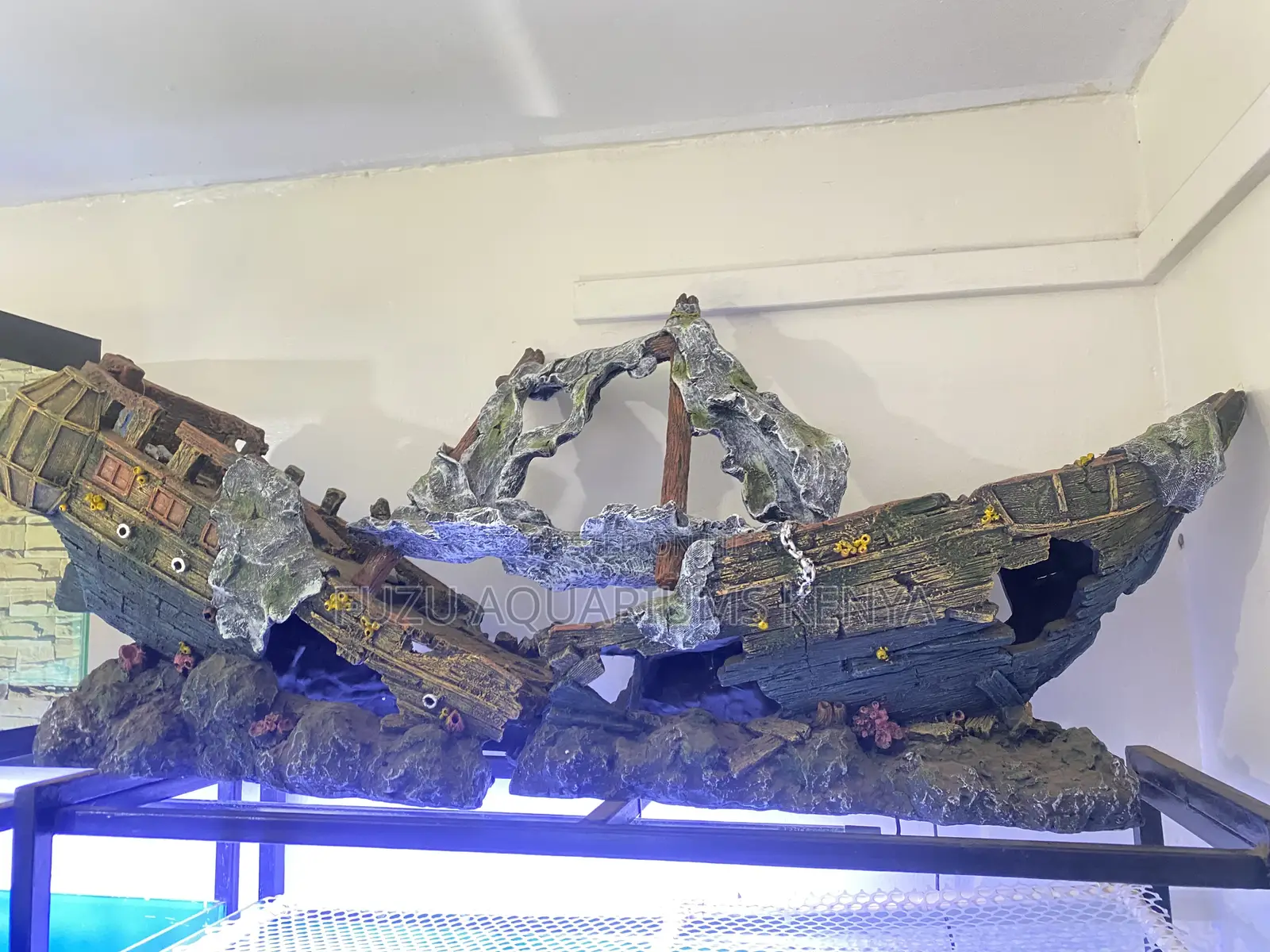 Impressive Shipwreck Aquarium Sculpture – Deep Sea Mystery