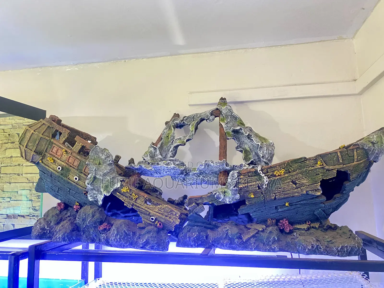 Aquarium Eye-Catcher – 1m Wrecked Pirate Ship Decoration