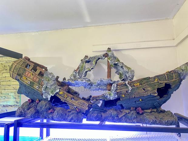 Aquarium Eye-Catcher – 1m Wrecked Pirate Ship Decoration