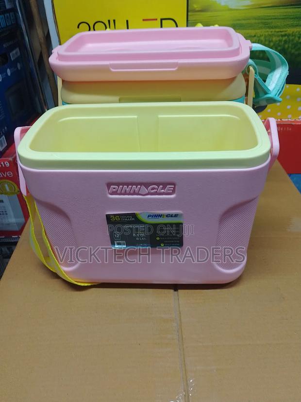 Cooler Box, Pinnacle 8l Cooler Box With Shoulder Strap - thumbnail 2