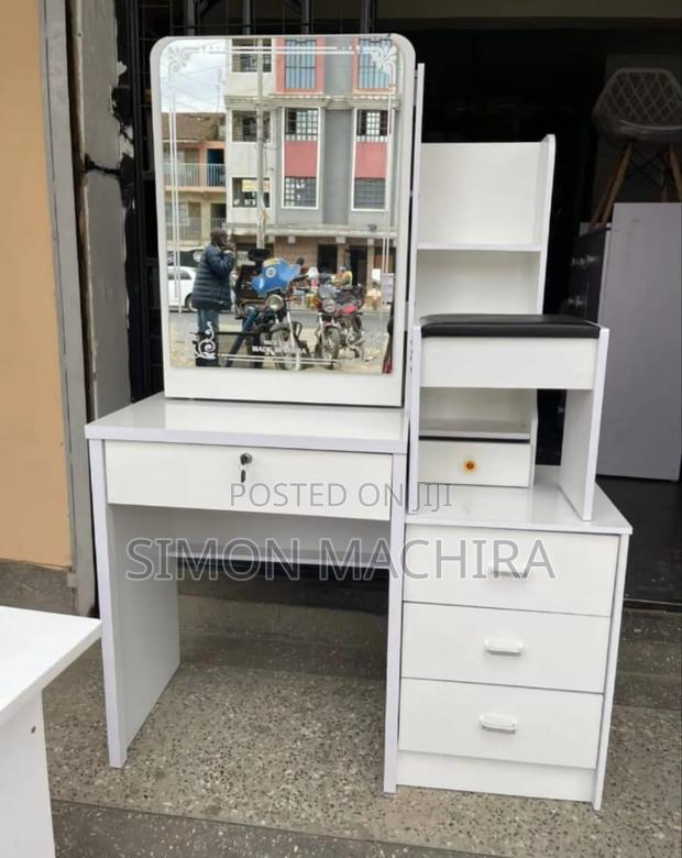 Dressing Table With Sliding Mirror. White. - main view
