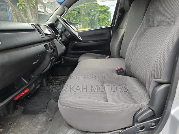 Toyota HiAce 2016 Silver - thumbnail 3