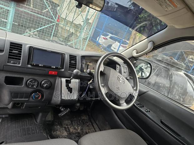Toyota HiAce 2016 Silver - thumbnail 4