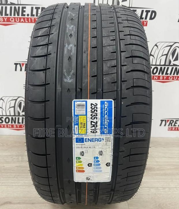 255/35r19 Accelera