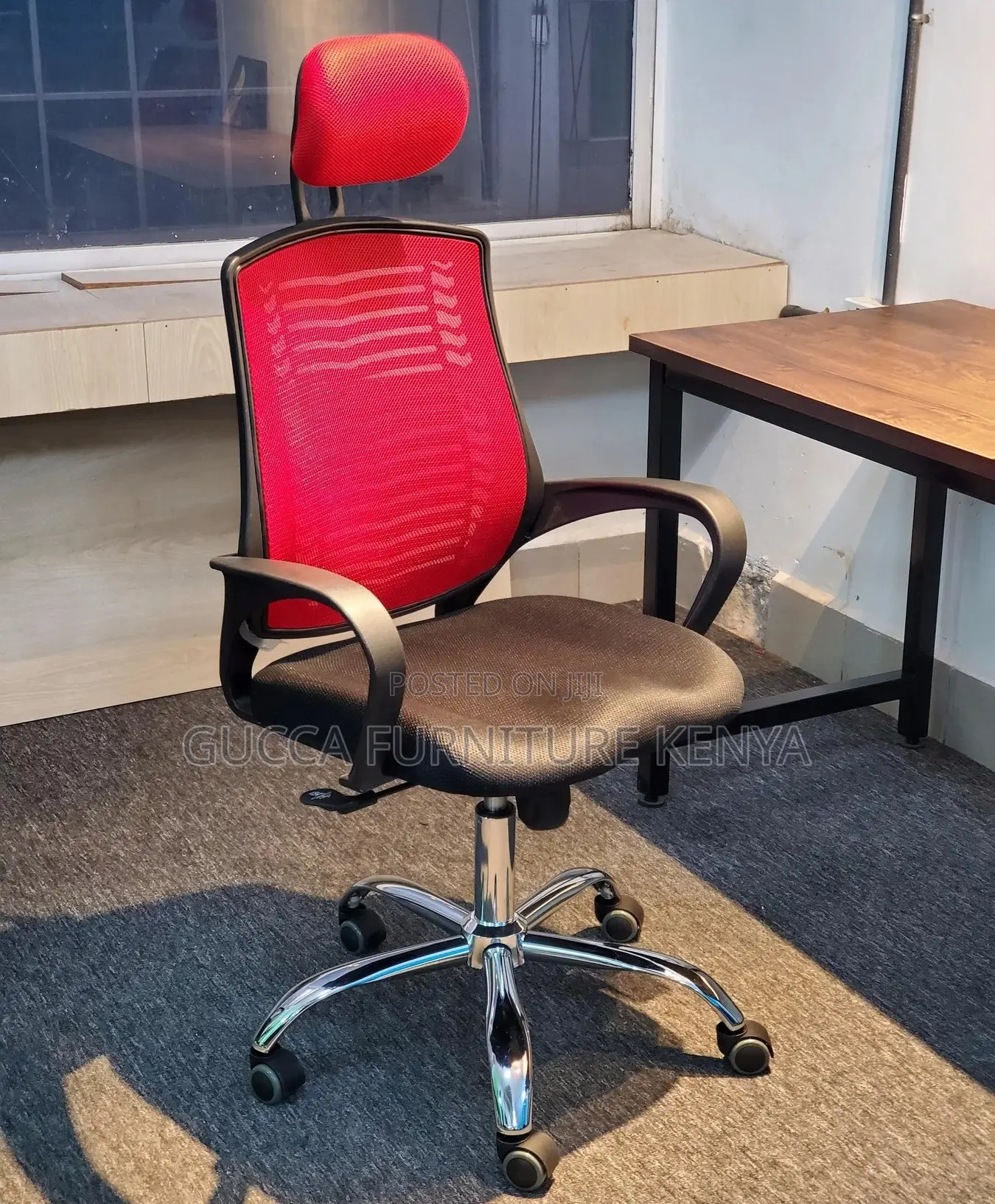 Office Furniture:Contoured Fabric Executive Work Chair