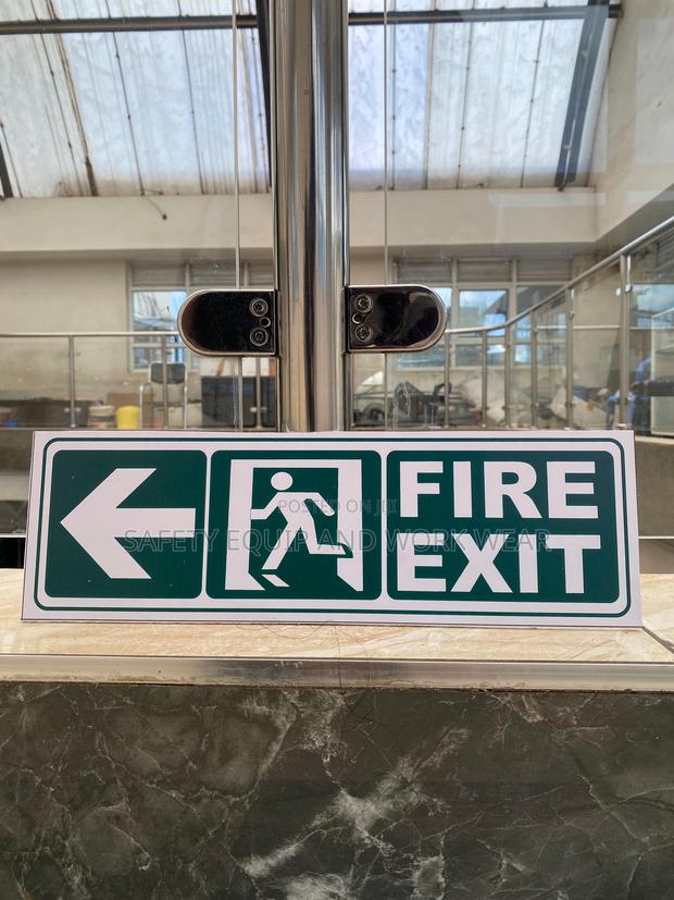 Fire Exit Left Arrow – Stairwell Route Sign For Apartments - main view