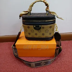 Premium Quality Women's Shoulder Bag Comes In A Gift Box