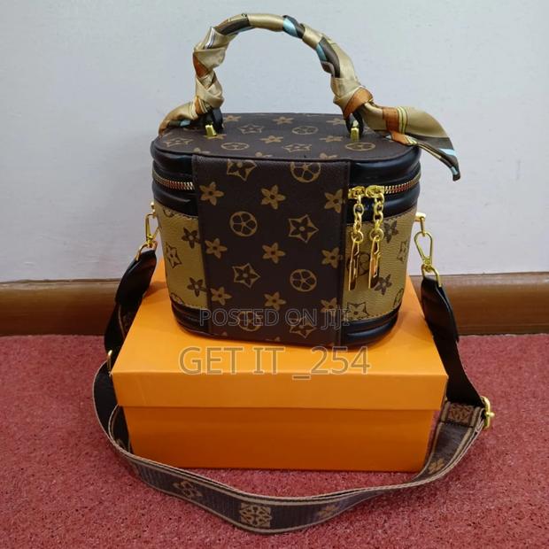 Premium Quality Women's Shoulder Bag Comes In A Gift Box - thumbnail 2