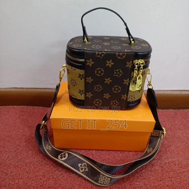 Premium Quality Women's Shoulder Bag Comes In A Gift Box - thumbnail 3